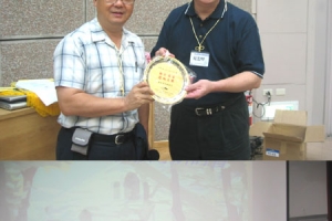 上：香港的華福助理幹事曾錫華牧師頒贈紀念品給台灣的華福中心[教會管理] 協調主任夏忠堅牧師。下：大會的講員和與會者留影。（圖：本報記者） <br/>