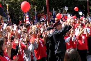 救世軍遊行隊伍由華埠堂遊行至花園角角廣場，聲勢浩大。花園角廣場的佈道會上，救世軍成員唱歌與圍觀途人一同分享信仰的喜樂。 <br/>