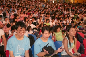 校長、老師、教牧、家長、大學生、中學生和小學生各代表，一起為全香港的青少年人嘉冕禱告。  <br/>