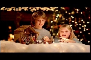 Wal-Mart今年會大力宣傳「聖誕節」，下周開始會推出一個有關的電視廣告。廣告上有孩子站在馬槽旁邊。（圖：美聯社） <br/>