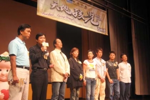 《天地孩兒》監製袁文輝（左一）和眾演員台上分享。（圖：基督新報/Carol U） <br/>