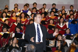 崇拜詩班由指揮温哥華林思齊聖詩會的音樂總監曾浩斌和90人的聯合詩班及管絃樂隊組成，他們帶領會衆以詩歌敬拜讚美神。 <br/>
