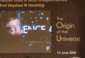 著名天體物理學家霍金在六月訪港時，在香港科技大學主講「宇宙起源」，引起一股霍金熱。（圖：影音使團） <br/>