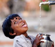 宣明會在许多地區通過鑽水井、裝抽水系統和安設管道等方法，給當地人帶來源源不斷地安全食水。獲得清潔食水的兒童臉上綻放出喜樂的笑容。（圖：加拿大宣明會） <br/>
