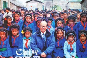 2005年底，李嘉诚到贵州考察扶贫时与山区小学生合影。(圖：金羊網) <br/>