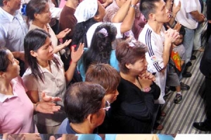 衆多人來到台前呼求神。(圖：基督新報/Chris Chan) <br/>