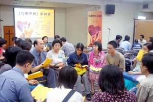 遠東廣播首次季度祈禱會，大家分組為中國的教會復興、社會風氣、洪澇災害禱告。（圖：基督新報/Carol U) <br/>