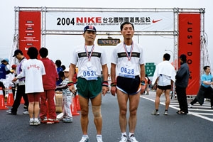 張文彥(左) 與吳教練一起參與去年NIKE台北國際國道馬拉松時攝。 <br/>