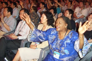 全世界不同國家的工商界基督徒在第八屆CBMC世界大會上讚美主。（圖：韓國CBMC） <br/>