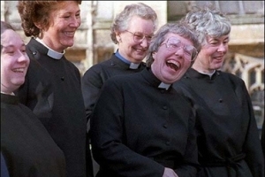 去年英國聖公會已決定在原則上要為任命女性主教的道路清除障礙。圖為女執事們笑著走進Bristol Cathedral。(Photo: AFP / Gerry Penny, File) <br/>
