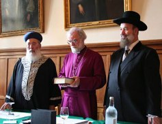  坎伯雷特大主教Rowan Williams(中)與兩位猶太教拉比Shlomo Amar及Yonah Metzger簽署聯合聲明，雙方同意保持日後持續的對話。 (圖：ACNS) <br/>