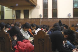 年輕人低頭禱告，渴望神會回答他們心中的問題。 <br/>