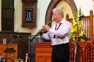 蕭老師深情的演奏起父親遺留下來的單簧管。（圖/本報記者） <br/>
