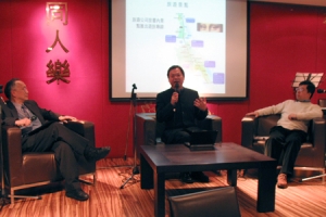 （從左到右）原香港中文大學教授陳耀南教授，香港林以諾牧師和中央浸信會的謝友德牧師。（圖/本報記者） <br/>