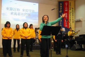 香港「佳韻音樂事工」的兄弟姐妹全情投入的在台上演出。（圖：本報記者） <br/>