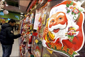 一位顧客在四川省成都一間玩具店選購聖誕節的裝飾品。（圖：新法社） <br/>