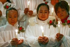 在上海一所教堂裏面天主教徒拿著蠟燭慶祝聖誕節的來臨。（圖：路透社） <br/>