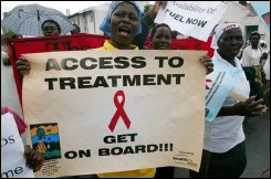 資料圖片：一位辛巴威婦女在世界愛滋病日向政府請願，幫助她們得到愛滋病的治療。（圖：新法社） <br/>