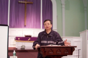 范學德弟兄在紐約短暫的兩天裏，把自己多年悉心研究的傳福音方法傾心相授于當地教會。（圖：基督新報/全威） <br/>