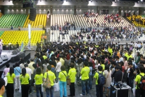 林以諾牧師澳門棟篤笑佈道會，入場人數約有2500人，決志31人，回轉51人，對基督教有興趣103人。（圖：Network J） <br/>