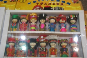 祈禱手冊一共有55篇禱文為中國55個民族祈禱，圖為祈禱會場外攤位上中國民族娃娃的糧]。（圖：基督新報 ） <br/>
