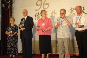 7月10日的表揚大會上，雖然這些外籍宣教師都不是台灣人，但是這些外籍宣教師比台灣人更愛台灣人。（圖：台灣基督長老教會） <br/>
