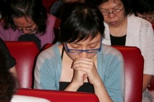 弟兄姊妹閉上眼睛，專心地為每一個禱告事項同心合意開聲禱告。(圖：基督新報) <br/>