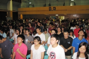 CM2007與會同工和同學們為校園福音工作祈禱。（圖：基督新報） <br/>