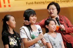 劉海若唱歌的時候撥小女孩頭髮，流露對小朋友們的愛護。 <br/>