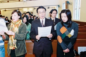 （左起）劇中演員商天娥、劉松仁和楊羚在開鏡禮中一起唱詩歌。（圖：影音使團） <br/>