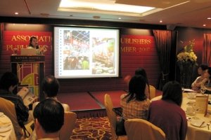大眾書局總經理朱素貞女士分享籌備香港書展攤位的經驗及成果。(圖：基督日報) <br/>