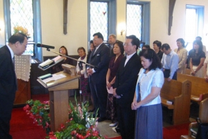 黃思義牧師伉儷站在台前接受勞伯祥牧師的就職。（圖：基督日報/全威） <br/>