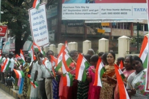 在上週六，有超過幾百名印度當地人在印度第三大城市Bangalore集會遊行，抗議當地最近頻發的對其他宗教信仰人士的攻擊事件。（圖：Christian Today India） <br/>