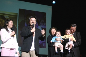 蔡元雲醫生、蔡暉明父子手抱兩個可愛的BB上場，幸福非常。(圖：基督日報/ 于嘉豪) <br/>