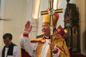 鄺保羅接過象徵大主教身份的十字架權杖，正式成為聖公會港澳教區大主教。 <br/>